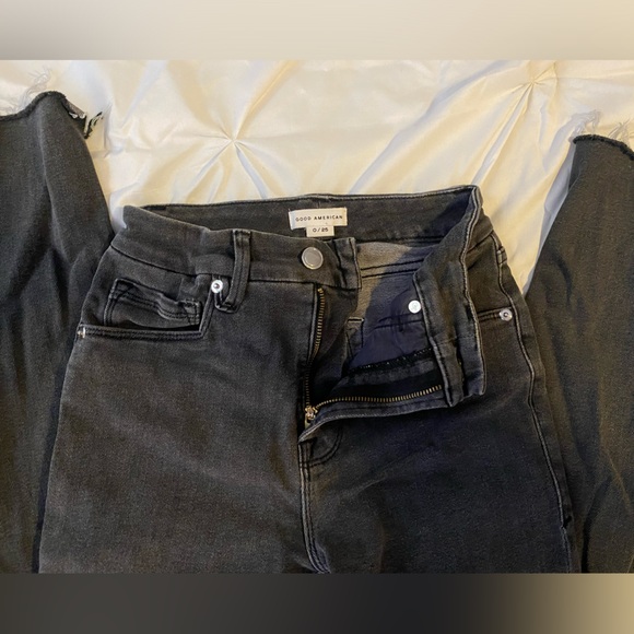 Good American Shadow Pockets Jeans in Gray High Rise Distressed. Size 0/25 - Picture 5 of 7